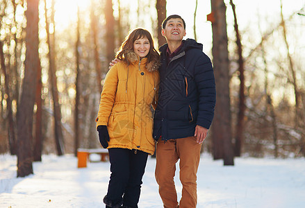 温暖的冬冬画像 在森林里几个不同的种族友谊亲热恋人女朋友假期男朋友微笑女性夫妻家庭图片