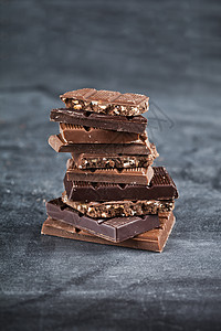 巧克力块堆在黑色背景上 甜食照片概念图片