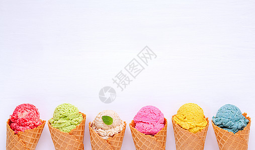 各种冰淇淋口味的锥体蓝莓 草莓 开心果 杏仁 橙子和樱桃设置在白色木制背景上 夏季和甜蜜的菜单概念浆果食物小吃情调面包茶点圣代甜图片