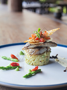 带蔬菜和大米的鱼贝司食物美食牛扒盘子鱼片餐厅鲈鱼沙拉午餐养分图片