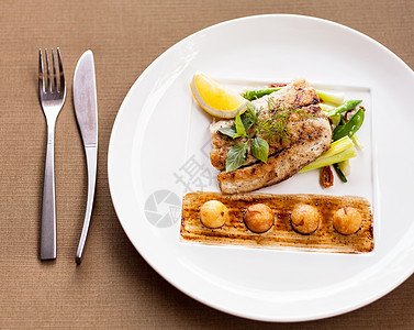 新鲜的马扎拉三明治番茄和沙拉油炸蔬菜食物鱼片美食香料餐厅午餐养分鲈鱼图片