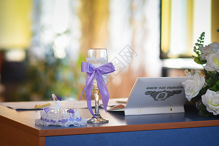 一张结婚证 一杯 一束白玫瑰放在桌子上背景