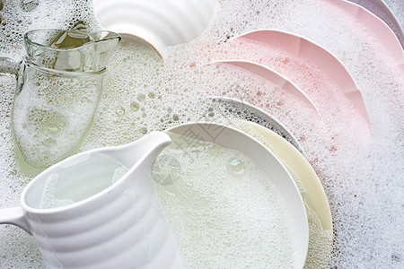 洗碗 关上厨房水槽里浸泡的用具食物杯子盘子勺子午餐打扫琐事餐厅概念果汁图片