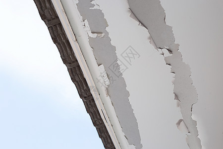 房子天花板上的白色油漆剥落 屋下水泥风化建筑划痕剥皮地震水分窗户损害裂缝图片
