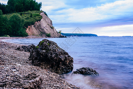 在河岸和悬崖的石头上 林地与背景蓝色荒野冒险海岸线桦木爬坡日光海岸风景旅游图片