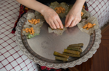 准备加饭和肉或传统沙马的松树叶蔬菜美食盘子厨师烹饪食物绿色用餐香菜脚凳图片