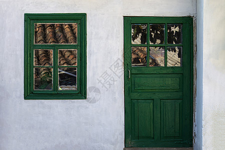 绿门和旧白房子的窗户图片