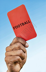 持有红卡的足球裁判员仲裁者男性解雇竞赛纪律运动男人仲裁体育场卡片图片