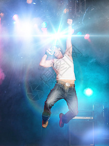一个年轻人在演唱会上唱歌跳上舞台的 长成一排的年轻男子派对天赋男人音乐会热情跳跃爱好活力星星牛仔裤图片