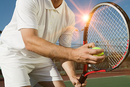 在阳光明媚的一天 近距离拍摄 男人在打网球图片