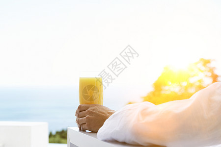 男人的手握着一杯果汁手指男性橙子派对女士瓶子玻璃液体早餐桌子图片