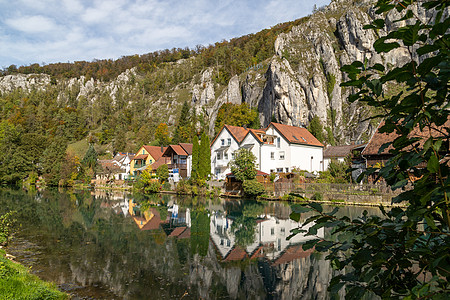 德国巴伐利亚的村与阿尔特穆厄尔河和高岩废墟山脉木头木桥旅游公园天空晴天自然保护区城堡图片
