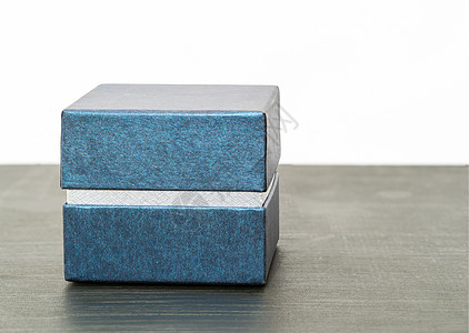 暗背景上的礼品盒白色庆典周年礼物纪念日礼物盒风格盒子丝带蓝色图片