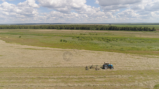 农场田地上拖拉机上有雷克牛排乡村土地农村饲料车轮收成场地机械农业干草图片