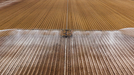 农田灌溉系统生长植物鸟瞰图乡村农场管道技术洒水器场地农业图片