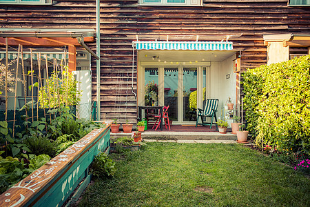 城市的古典小花园 夏天草地阳台蔬菜爱好闲暇牧歌小路房子季节公寓背景图片