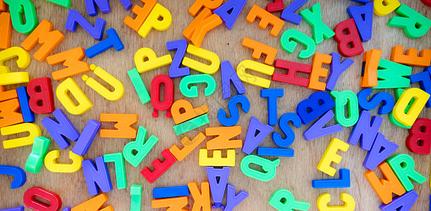 字母顺序学习概念 特写幼儿园的玩具信件 单位 英文字母语法童年智力游戏学前班语言社会化标识班级家庭生活图片