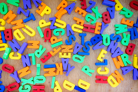 字母顺序学习概念 特写幼儿园的玩具信件 单位 英文字母学前班班级家庭生活智力塑料语言技巧科学婴儿教育图片
