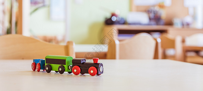 儿童发展概念 特写幼儿园的木制玩具铁道在幼稚园中家庭生活平衡教育科学婴儿自闭症童年体育育儿包容性图片