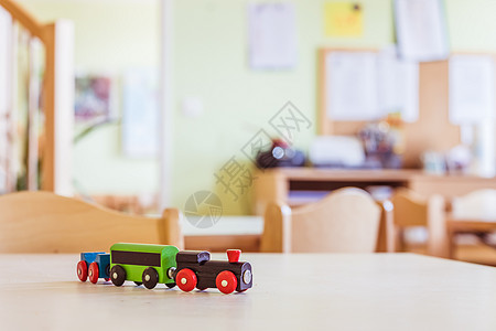 儿童发展概念 特写幼儿园的木制玩具铁道在幼稚园中平衡铁路包容性体育语言社会化知觉障碍童年家庭生活图片