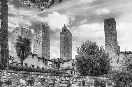 意大利中世纪城市圣吉米尼纳诺的景象天线城堡建筑建筑学旅游地标蓝色遗产村庄景观树木图片