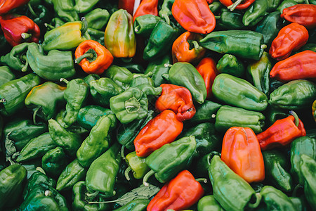 大量绿辣椒作为食物背景红色蔬菜燃烧调味品美食绿色香料香肠墙纸宏观图片