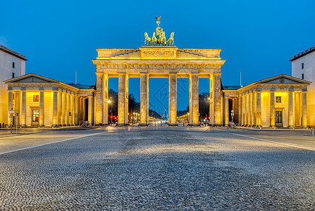 著名的明亮勃兰登堡门全景雕像自由女神胜利青铜夜景蓝色旅游金属图片