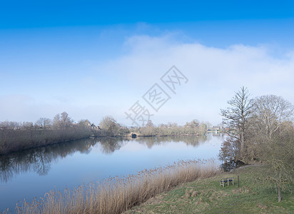 深冬风景 在蓝天下Holland中心处有水图片