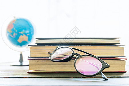 阅读眼镜贴在硬皮书上镜片桌子商业图书馆奇观大学风镜科学精装教科书图片