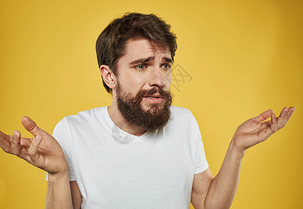 他用黄色背景的眼神 将他的手臂交叉到胸口上胡子工作室情绪化胡须快乐人士商务成人孩子们情感图片