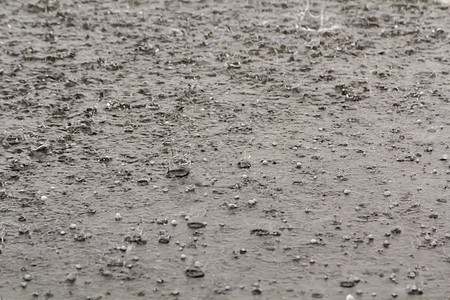 大雨和冰雹 正在沿高速公路坠落洪水激流危险气候雷雨雨水淋浴气候变化飓风风暴图片