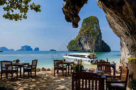 位于泰国克拉比的美景背景下旅游丛林餐厅社论岩石树叶旅行游客洞穴海滩图片