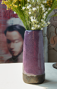 中国古典海报电影框前白色纹理桌布上紫色陶瓷花瓶中的花束框架手工花朵扇子艺术热情家居灯光潮人制品图片