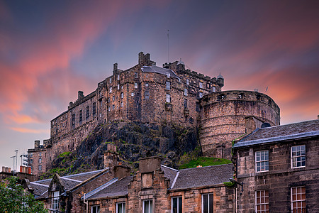 从英国苏格兰爱丁堡赫里奥特广场欣赏爱丁堡城堡图片