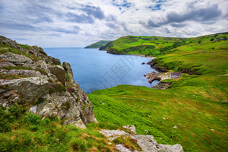 在阳光明媚的天气中 从托尔·海德(Torr Head)到北爱尔兰高速公路海岸观看图片