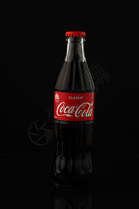 可口可乐 经典的可口可乐玻璃瓶 带红色盖子 黑色背景隔热 俄罗斯 下诺夫哥罗德 2021 年 2 月 19 日图片