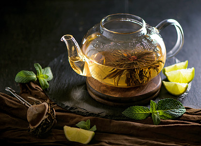 茶叶概念 茶壶和茶茶 以木为背景 茶仪式 在透明杯子里的绿茶食物排毒饮料茶点生活高架小样草本植物植物液体图片