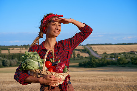 站在农田微笑的女农民女农学家专家农业综合企业快乐积极的白人工人农业领域采摘洋葱蔬菜场地园艺小麦收获女性黄瓜生物背景图片