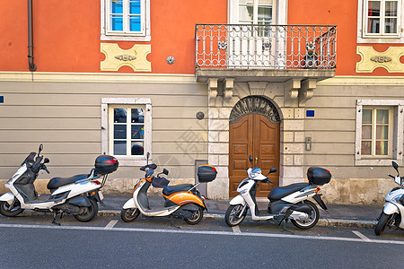典型的意大利街 在里雅斯特风景上有摩托车摩托车摩托车图片