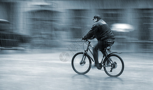 雨天骑自行车者在街上骑马汽车男人司机生活方式背景道路骑士街道运动自行车图片