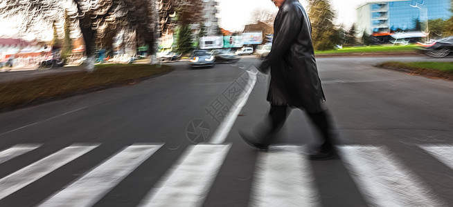 老人在人行横道过马路图片