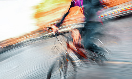 城市公路上的骑自行车的人运输交通道路背景踏板车轮街道骑士男人司机图片
