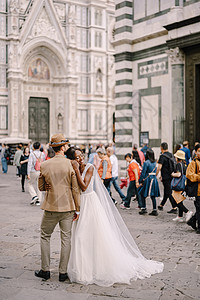 意大利佛罗伦萨的婚礼 非裔美籍新娘和高加索新郎在杜奥莫广场相拥而居 是图片