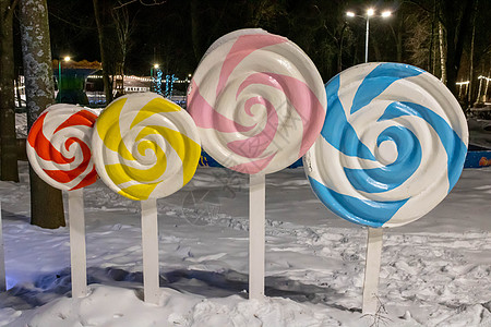 公园里有五颜六色的糖果装饰和五颜六色的螺旋棒棒糖 冬季帕尔图片