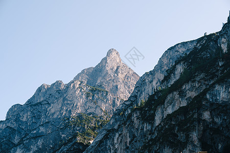 带绿林的落基山脉 Braies湖位于布拉格谷的Braies市 意大利南蒂罗尔的Dolomites高山旅游旅行假期反射顶峰公园冒险图片