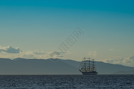 海景背景的白帆船 古老的白色帆船运输海洋旅行海岸线地平线天空海岸旅游桅杆蓝色图片