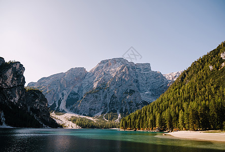 带绿林的落基山脉 Braies湖位于布拉格谷的Braies市 意大利南蒂罗尔的Dolomites反射顶峰山脉旅行高山岩石独木舟冒图片