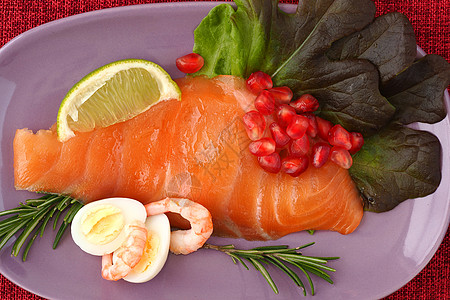 鲑鱼 平板上的红盐鱼的切片食物小吃盘子餐厅宏观美食柠檬甲壳类海鲜动物图片