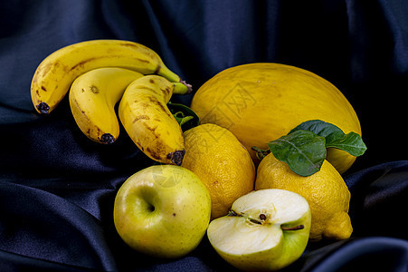 黑色背景的黄黄色水果团体食物浆果饮食石榴热带异国蔬菜李子情调图片