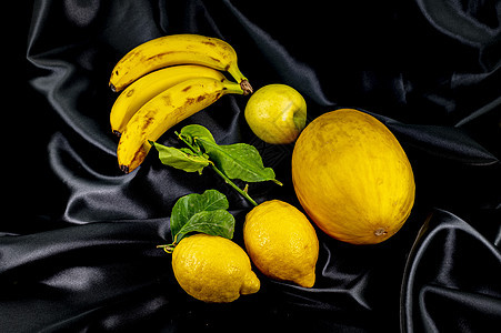 黑色背景的黄黄色水果异国香蕉菠萝收藏食物浆果情调李子奇异果热带图片